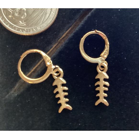 4247 NWOP Goldtone Minimalist Fishbone Shaped Huggie w/Clear Rhinestone Earrings - Picture 2 of 2